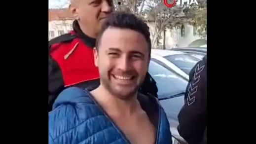 فيديو يثير دهشة رواد السوشل ميديا.. متهم مبتسم: "أنا القاتل.. دعنا نظهر بشكل وسيم يا أخي" فيديو يثير دهشة رواد السوشل ميديا.. متهم مبتسم: "أنا القاتل.. دعنا نظهر بشكل وسيم يا أخي"