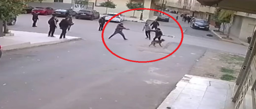 شرطي يستخدم سلاحه لإيقاف مجرم حرض عليه كلب شرس شرطي يستخدم سلاحه لإيقاف مجرم حرض عليه كلب شرس
