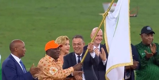 لقجع يتسلم علم كأس إفريقيا للأمم لسنة 2025 لقجع يتسلم علم كأس إفريقيا للأمم لسنة 2025