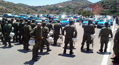 الحسيمة.. القوات العمومية تحاصر مسيرة لنقابة سيارات الأجرة الكبيرة على بعد كلم مقر الولاية