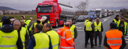 وتيرة اعتداءات الفلاحين الأوروبيين على الصادرات المغربية تتزايد وتيرة اعتداءات الفلاحين الأوروبيين على الصادرات المغربية تتزايد