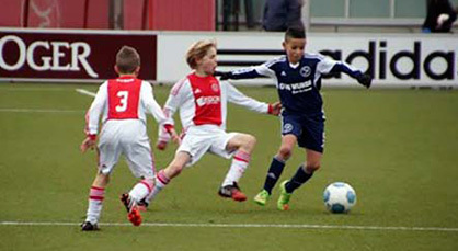 الطفل الريفي ماسين ذو 10 سنوات يخطف الأضواء في نادي "أجاكس" الهولندي لكرة القدم