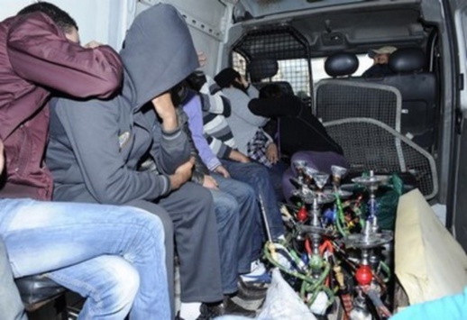 ضربة امنية.. مداهمة مقهى للشيشة واعتقال مبحوث عنه داخلها بحي البستان واخرى وسط الناظور ضربة امنية.. مداهمة مقهى للشيشة واعتقال مبحوث عنه داخلها بحي البستان واخرى وسط الناظور