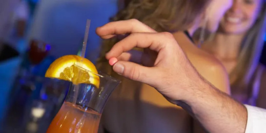 سمم زميله من باب المزاح.. وضع محامي رهن تدابير الحراسة النظرية سمم زميله من باب المزاح.. وضع محامي رهن تدابير الحراسة النظرية