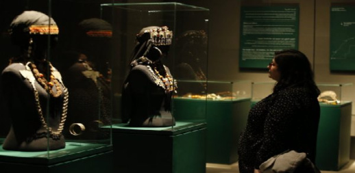 عرض حلي فضية أمازيغية تابعة للقصر الملكي بمتحف الفن الاسلامي بقطر عرض حلي فضية أمازيغية تابعة للقصر الملكي بمتحف الفن الاسلامي بقطر