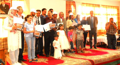 تلاميذ ثانوية الخطابي بالناظور يستلمون جوائز الفوز في مباراة الصحفيين الشباب تلاميذ ثانوية الخطابي بالناظور يستلمون جوائز الفوز في مباراة الصحفيين الشباب