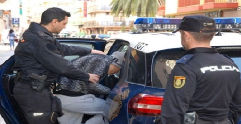 اعتقلوه عن طريق الخطأ.. أسرة ريفية تعيش جحيم القلق إثر القبض على سبعيني بإسبانيا اعتقلوه عن طريق الخطأ.. أسرة ريفية تعيش جحيم القلق إثر القبض على سبعيني بإسبانيا
