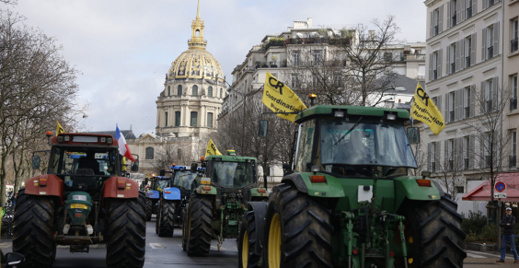 عودة مزارعين غاضبين بعشرات الجرارات إلى باريس عودة مزارعين غاضبين بعشرات الجرارات إلى باريس