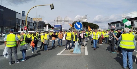 مجددا.. متظاهرون إسبان يمنعون شاحنات سلع مغربية من الدخول مجددا.. متظاهرون إسبان يمنعون شاحنات سلع مغربية من الدخول