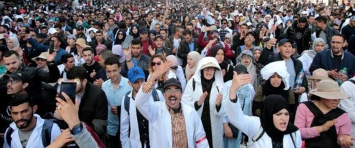 قرارات توقيف الأساتذة تشعل شرارة الاحتجاجات من جديد قرارات توقيف الأساتذة تشعل شرارة الاحتجاجات من جديد