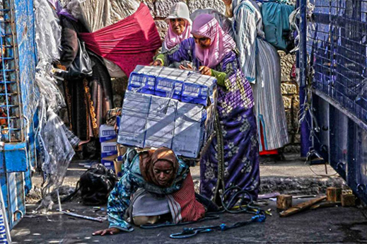 هل لا تستحق النساء ممتهنات التهريب المعيشي فيلما يحكي معاناتهن هل لا تستحق النساء ممتهنات التهريب المعيشي فيلما يحكي معاناتهن