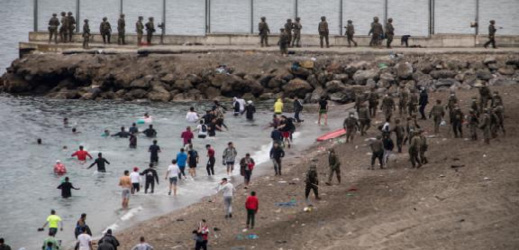 حوالي 100 مهاجر غير نظامي وصلوا إلى المدينة المحتلة سباحة حوالي 100 مهاجر غير نظامي وصلوا إلى المدينة المحتلة سباحة