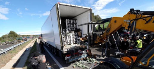 الفلاحون المغاربة يستنجدون بالقضاء جراء اعتداءات تهم شاحناتهم بإسبانيا الفلاحون المغاربة يستنجدون بالقضاء جراء اعتداءات تهم شاحناتهم بإسبانيا