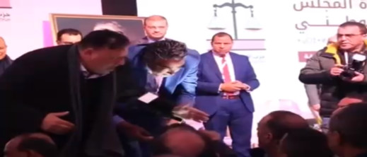 العنف يشعل اجتماع حزب الاستقلال.. برلماني يتعرض للصفع العنف يشعل اجتماع حزب الاستقلال.. برلماني يتعرض للصفع