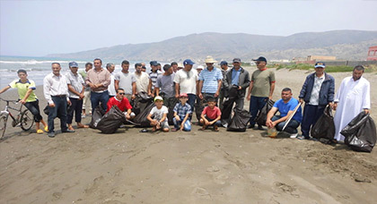 شباب ينظمون حملة بيئية لتنظيف شاطئ السواني بإقليم الدريوش