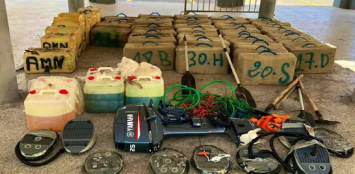 إحباط محاولة تهريب قرابة طن ونصف من المخدرات إحباط محاولة تهريب قرابة طن ونصف من المخدرات