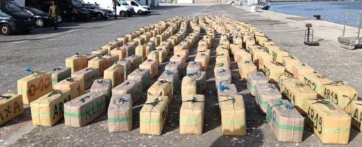 إفشال عملية تهريب أكثر من 10 أطنان من المخدرات على متن قارب للصيد إفشال عملية تهريب أكثر من 10 أطنان من المخدرات على متن قارب للصيد