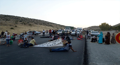 معتصمو تسدرارت ينظمون مسيرة إحتجاجية مشيا على الأقدام صوب عمالة الناظور والعامل يتدخل معتصمو تسدرارت ينظمون مسيرة إحتجاجية مشيا على الأقدام صوب عمالة الناظور والعامل يتدخل