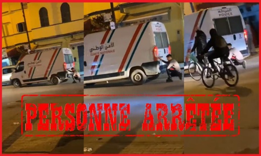 اعتقال شاب ظهر وهو يتشبث بسيارة أمن ويقوم بالتزلج اعتقال شاب ظهر وهو يتشبث بسيارة أمن ويقوم بالتزلج