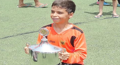 الطفل الناظوري الزيزاوي إلياس موهبة كروية واعدة تراقبها العيون الأجنبية الطفل الناظوري الزيزاوي إلياس موهبة كروية واعدة تراقبها العيون الأجنبية