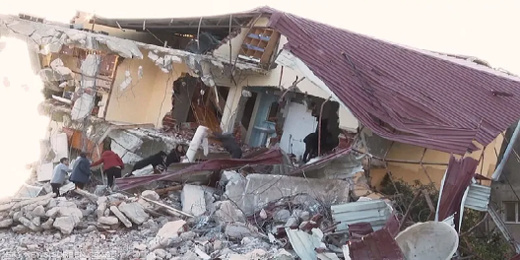 زلزال بقوة 7 درجات تقريبا يتوقع أن يتجاوزه عدد قتلاه المئات زلزال بقوة 7 درجات تقريبا يتوقع أن يتجاوزه عدد قتلاه المئات