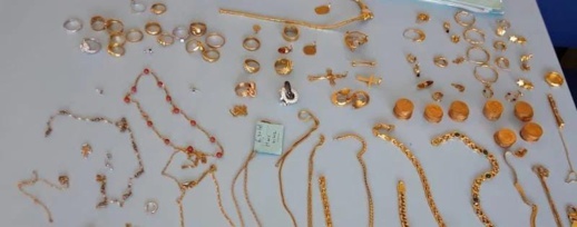 الجمارك تضبط بضائع وحلي فاخرة مهربة بمعبر المدينة المحتلة الجمارك تضبط بضائع وحلي فاخرة مهربة بمعبر المدينة المحتلة