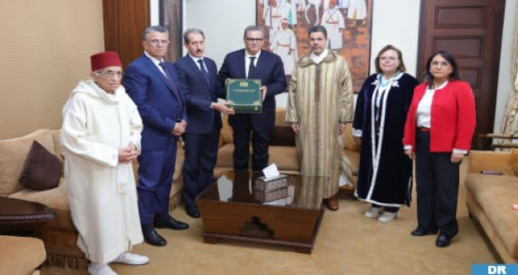 قصد رفعها إلى الملك.. أخنوش يتسلم مقترحات الهيئة المكلفة بمراجعة مدونة الأسرة قصد رفعها إلى الملك.. أخنوش يتسلم مقترحات الهيئة المكلفة بمراجعة مدونة الأسرة