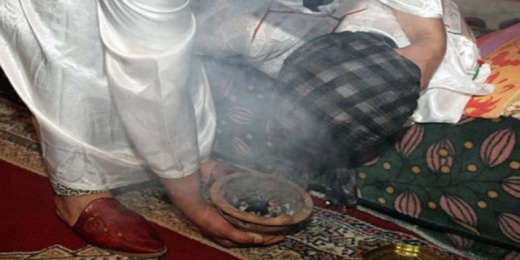 مشعوذة نصبت على 60 شخص أوهمتهم ان الجني "حمو" يضاعف أموالهم مشعوذة نصبت على 60 شخص أوهمتهم ان الجني "حمو" يضاعف أموالهم