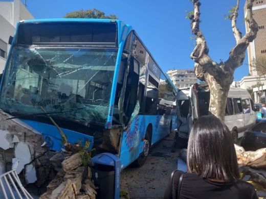بالصور.. تعطل فرامل حافلة يؤدي إلى اصطدام وإصابة 15 شخصا وسط طنجة بالصور.. تعطل فرامل حافلة يؤدي إلى اصطدام وإصابة 15 شخصا وسط طنجة