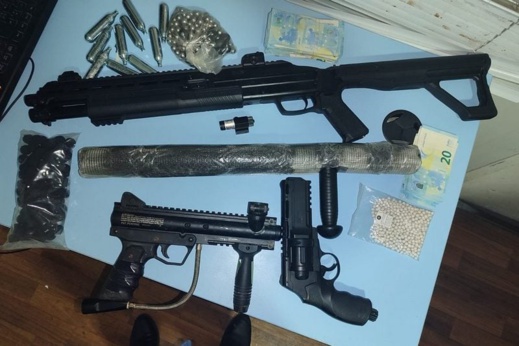 يالطيف.. حجز مسدسين وبندقية ومئات الذخائر داخل سيارة في ميناء بني انصار يالطيف.. حجز مسدسين وبندقية ومئات الذخائر داخل سيارة في ميناء بني انصار