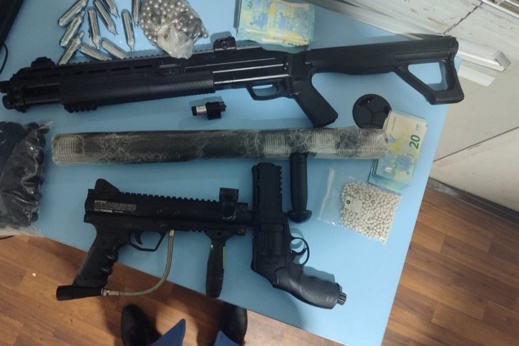 يالطيف.. حجز مسدسين وبندقية ومئات الذخائر داخل سيارة في ميناء بني انصار يالطيف.. حجز مسدسين وبندقية ومئات الذخائر داخل سيارة في ميناء بني انصار