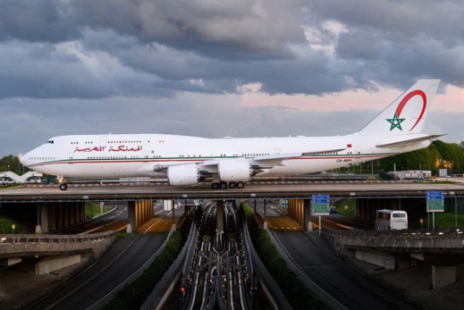 طائرة الملك محمد السادس تلفت الأنظار أثناء عبورها جسر الطريق السيار  A1 في باريس