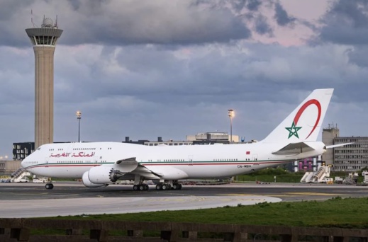 طائرة الملك محمد السادس تلفت الأنظار أثناء عبورها جسر الطريق السيار A1 في باريس طائرة الملك محمد السادس تلفت الأنظار أثناء عبورها جسر الطريق السيار A1 في باريس