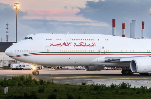 طائرة الملك محمد السادس تلفت الأنظار أثناء عبورها جسر الطريق السيار  A1 في باريس