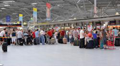 مغاربة عالقون في مطار بألمانيا بعد إلغاء رحلتهم إلى الناظور