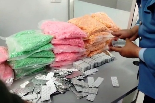 قادمة إلى الناظور.. ضبط أكثر من 100 ألف قرص مخدر داخل سيارة بمعبر باب مليلية قادمة إلى الناظور.. ضبط أكثر من 100 ألف قرص مخدر داخل سيارة بمعبر باب مليلية