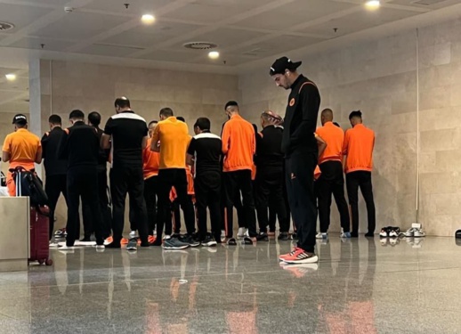 بسبب قميص الفريق.. الجزائر تمنع فريق نهضة بركان من مغادرة المطار بسبب قميص الفريق.. الجزائر تمنع فريق نهضة بركان من مغادرة المطار