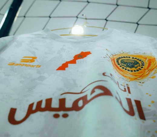 بسبب قميص الفريق.. الجزائر تمنع فريق نهضة بركان من مغادرة المطار