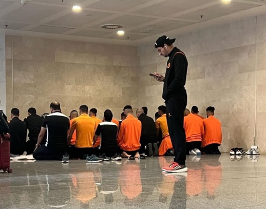 بسبب قميص الفريق.. الجزائر تمنع فريق نهضة بركان من مغادرة المطار بسبب قميص الفريق.. الجزائر تمنع فريق نهضة بركان من مغادرة المطار