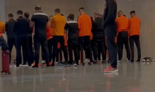 تبرهيش الكابرانات.. السلطات الجزائرية تحجز أقمصة فريق نهضة بركان التي تحمل خريطة المغرب تبرهيش الكابرانات.. السلطات الجزائرية تحجز أقمصة فريق نهضة بركان التي تحمل خريطة المغرب