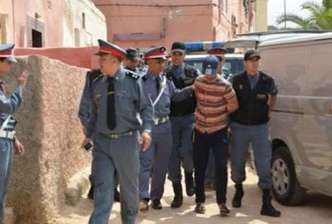 مطاردة درامية في زايو.. شاب يقتحم ويختبئ في منزل سيدة ويهددها بالعنف إذا فتحت الباب للدرك مطاردة درامية في زايو.. شاب يقتحم ويختبئ في منزل سيدة ويهددها بالعنف إذا فتحت الباب للدرك