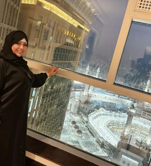 الشيخة طراكس تؤدي العمرة.. هل تتجه نحو اعتزال الغناء والرقص؟ الشيخة طراكس تؤدي العمرة.. هل تتجه نحو اعتزال الغناء والرقص؟