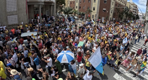 لا للسياح.. شاهدوا الآلاف يتظاهرون في جزر الكناري الإسبانية ضد الإفراط في السياحة