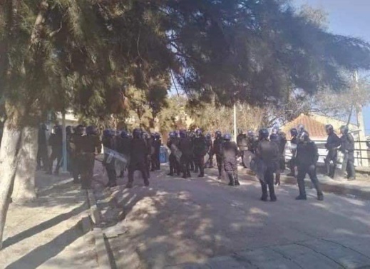 بالصور.. بعد إعلان قيام ‘’دولة القبائل’’ قوات الأمن الجزائرية تفرض طوقًا أمنيًا وتعتقل العشرات
