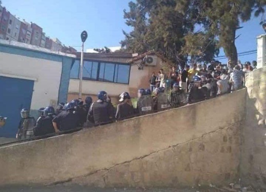 بالصور.. بعد إعلان قيام ‘’دولة القبائل’’ قوات الأمن الجزائرية تفرض طوقًا أمنيًا وتعتقل العشرات