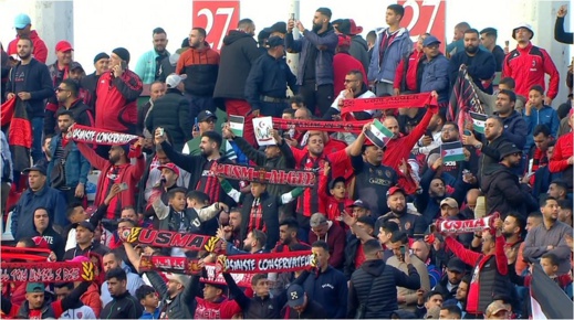 بالصور.. توزيع أعلام البوليساريو على الجمهور الجزائري قبل مباراة نهضة بركان الملغاة