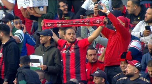بالصور.. توزيع أعلام البوليساريو على الجمهور الجزائري قبل مباراة نهضة بركان الملغاة