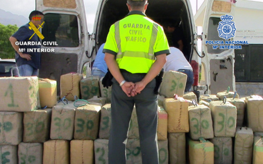 بتواطؤ من عنصر في الأمن الإسباني.. محاكمة شبكة تهريب حشيش من المغرب إلى إسبانيا في ألميريا بتواطؤ من عنصر في الأمن الإسباني.. محاكمة شبكة تهريب حشيش من المغرب إلى إسبانيا في ألميريا