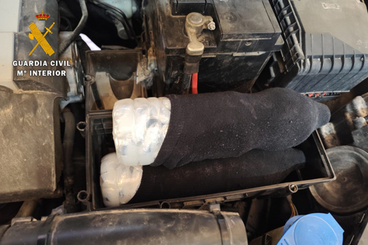 محاولة تهريب فاشلة: مغربي يخبئ الحشيش في زجاجتين لنقلها إلى إسبانيا محاولة تهريب فاشلة: مغربي يخبئ الحشيش في زجاجتين لنقلها إلى إسبانيا