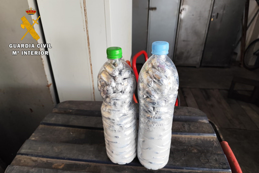 محاولة تهريب فاشلة: مغربي يخبئ الحشيش في زجاجتين لنقلها إلى إسبانيا محاولة تهريب فاشلة: مغربي يخبئ الحشيش في زجاجتين لنقلها إلى إسبانيا